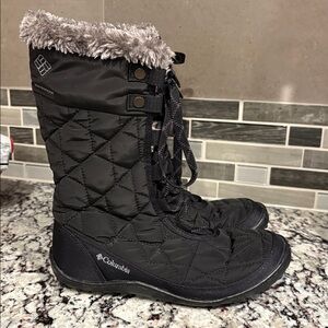 Womens Columbia 200 grams lace up winter boots. Sz 6.5